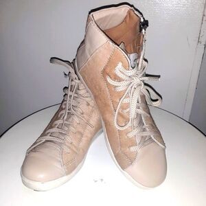 Pour La Victoire  High Top Sneakers Size 7